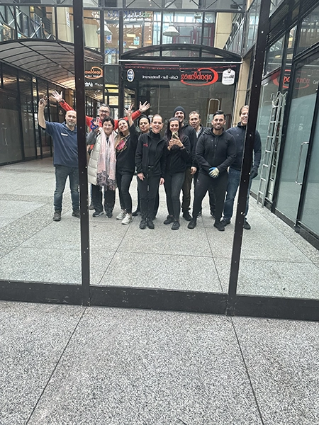 Team des Capablanca Siegburg bei den Vorbereitungen zur Neueröffnung in der Marktpassage