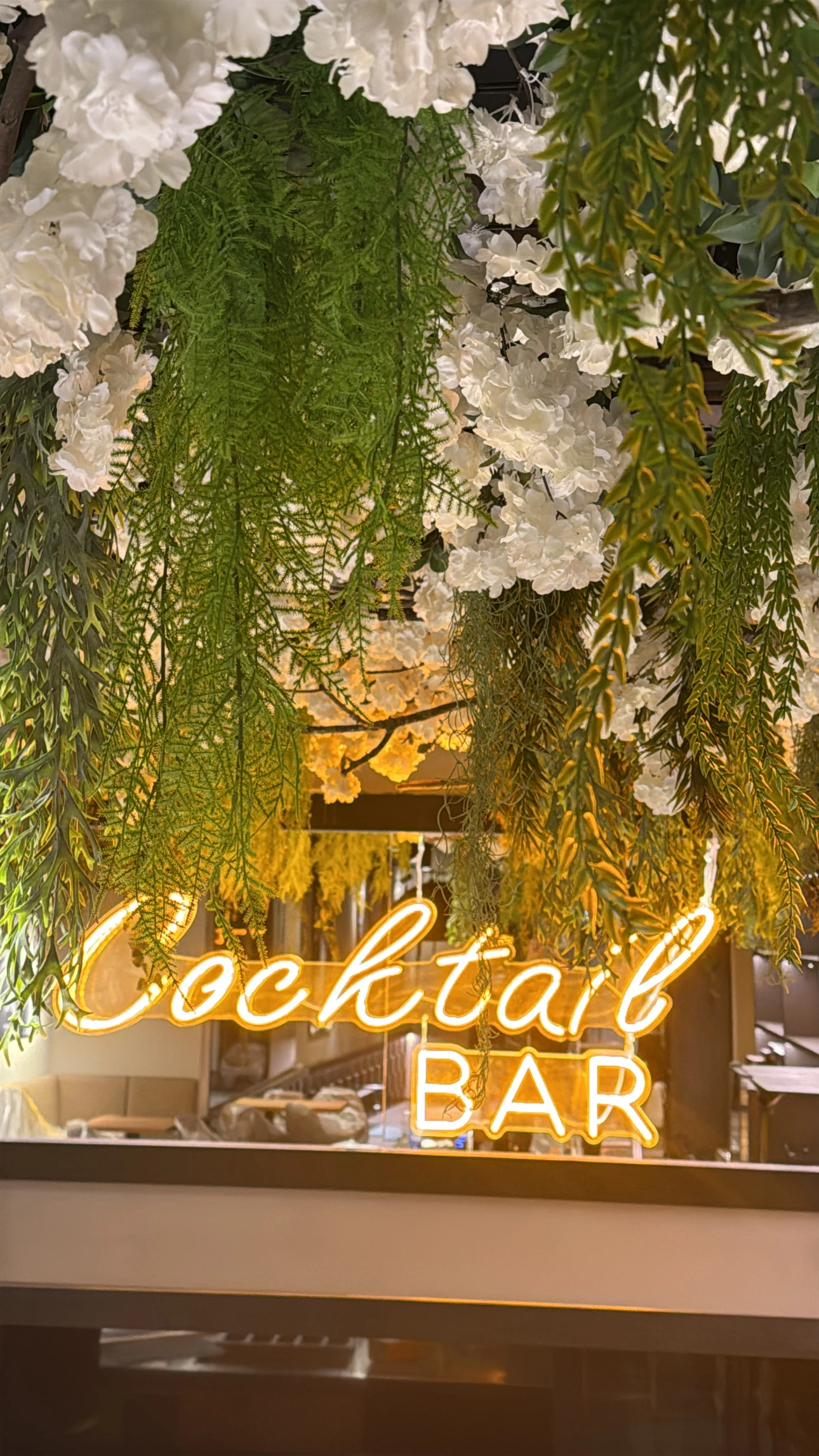 Beleuchteter Cocktail Bar Schriftzug mit Pflanzen im neu gestalteten Capablanca Siegburg