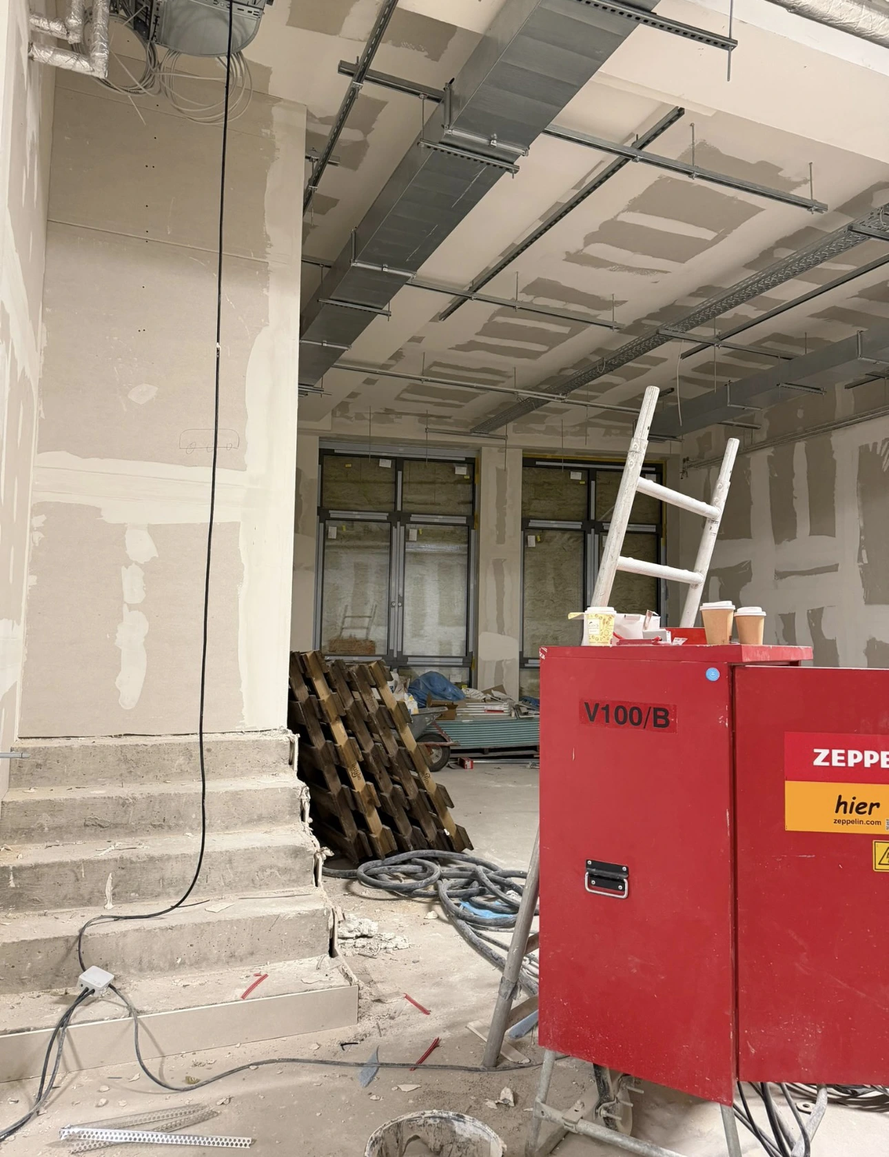 Neu geflieste Treppe während des Innenausbaus des Capablanca Siegburg